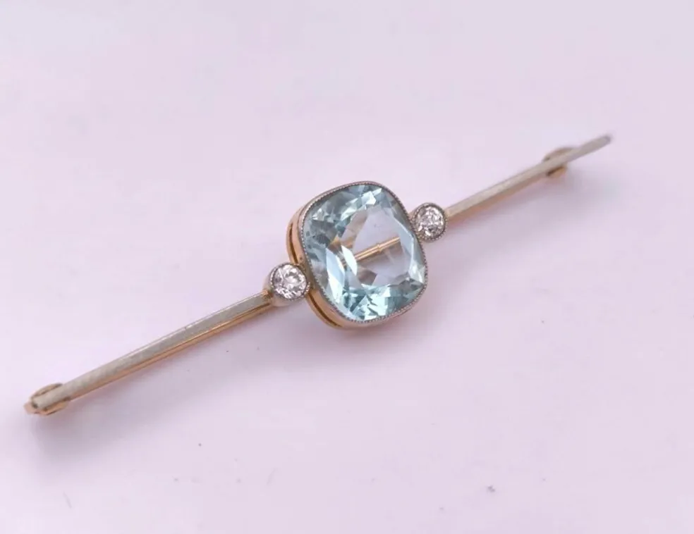 Broche Art Déco en or ornée d'une belle aigue marine et de diamants