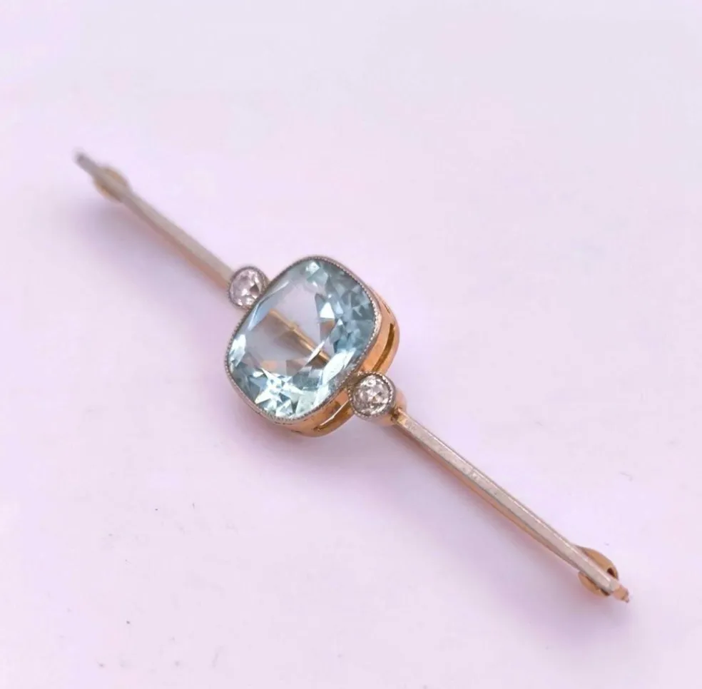 Broche Art Déco en or ornée d'une belle aigue marine et de diamants