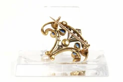 Broche Art Nouveau en or jaune, saphirs, diamants taille rose et perles