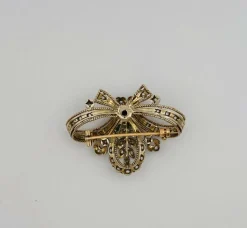 Broche au design vintage, or jaune, argent et diamants.