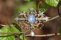Broche avec deux sphinges diamant, saphir