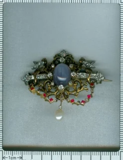 Broche avec deux sphinges diamant, saphir