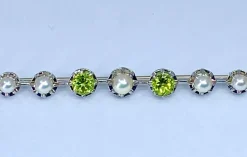 Broche barette en or 18 carats et platine en perles et peridots