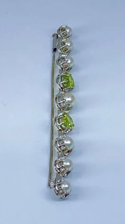 Broche barette en or 18 carats et platine en perles et peridots