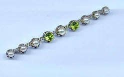 Broche barette en or 18 carats et platine en perles et peridots