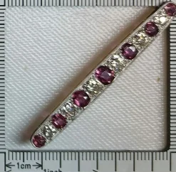 Broche barre Art Déco avec diamants et rubis