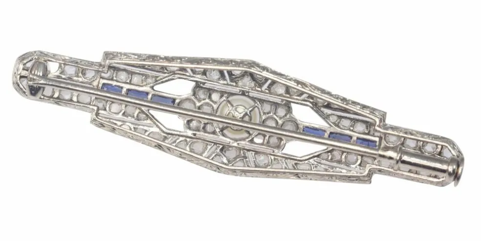 Broche barre de diamants Art Déco avec saphirs et une perle
