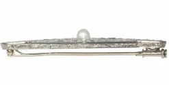 Broche barre de diamants Art Déco avec saphirs et une perle