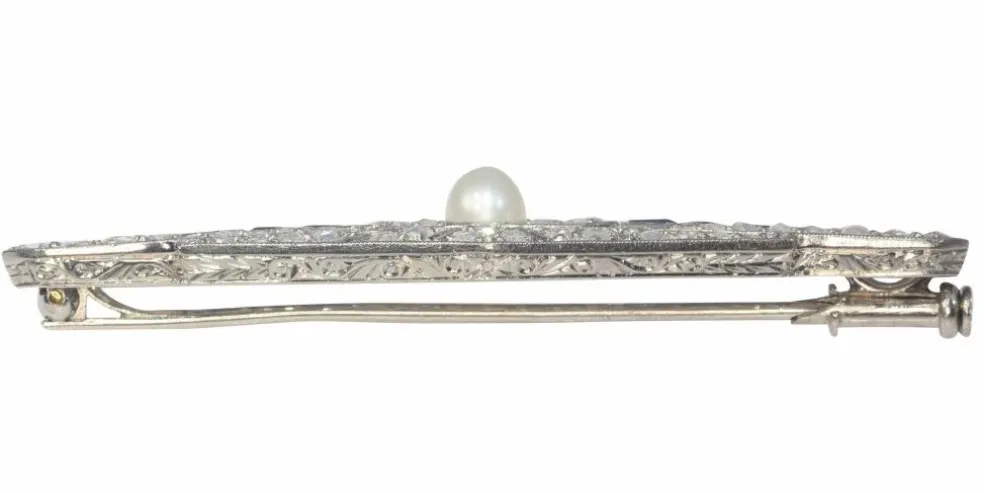 Broche barre de diamants Art Déco avec saphirs et une perle