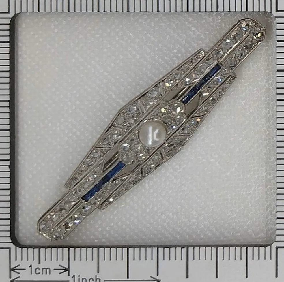 Broche barre de diamants Art Déco avec saphirs et une perle