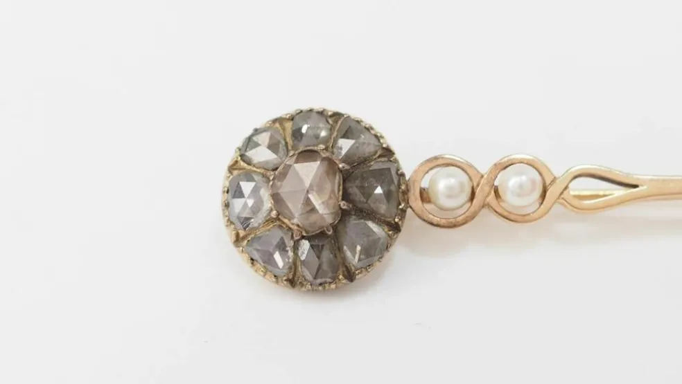 Broche barrette ancienne en or jaune, diamants et perle de culture