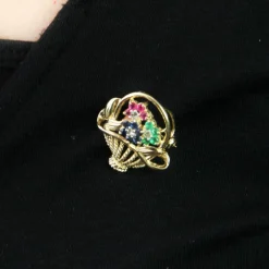 Broche bouquet or jaune saphirs rubis émeraudes