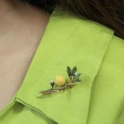 Broche branche de citronnier émail et perles fines
