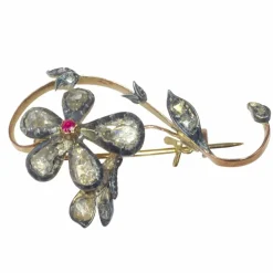 Broche branche fleurie, diamants