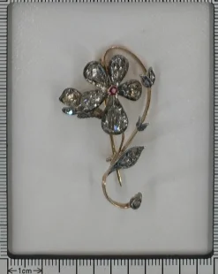 Broche branche fleurie, diamants