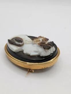 Broche Camée agate or jaune 18k