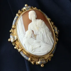 Broche camée ancienne et son émail bleu