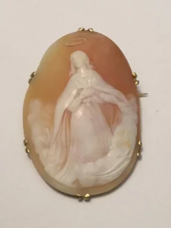 Broche camée en Or jaune