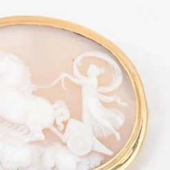 Broche Camée, Le Char de Vénus