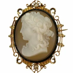 Broche camée, monture émaillée