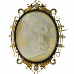 Broche camée, monture émaillée