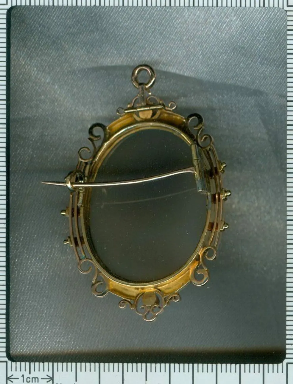 Broche camée, monture émaillée
