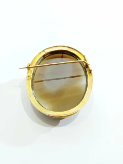 Broche camée or rose et agate
