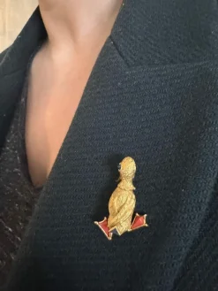 Broche Canard or jaune, corail, saphirs