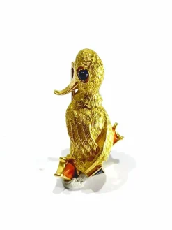 Broche Canard or jaune, corail, saphirs