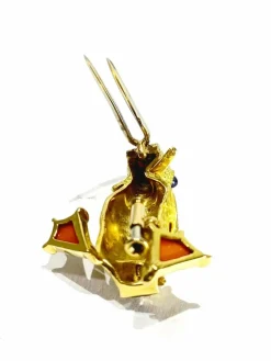 Broche Canard or jaune, corail, saphirs