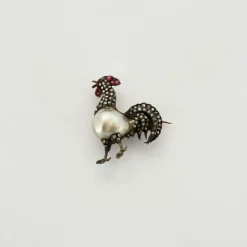 Broche Coq, diamants taille rose et rubis
