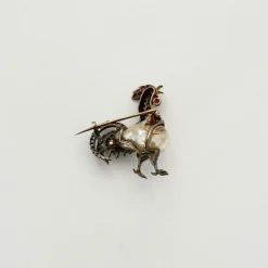 Broche Coq, diamants taille rose et rubis