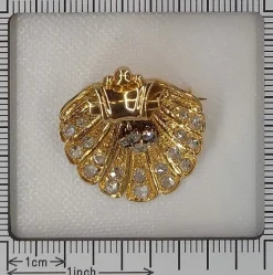 Broche coquillage en or, diamants