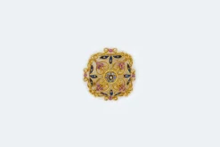 Broche coussin en or jaune avec rubis et saphirs