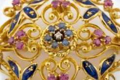 Broche coussin en or jaune avec rubis et saphirs