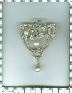 Broche diamant et perle