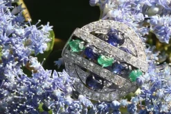 Broche diamant saphir émeraude