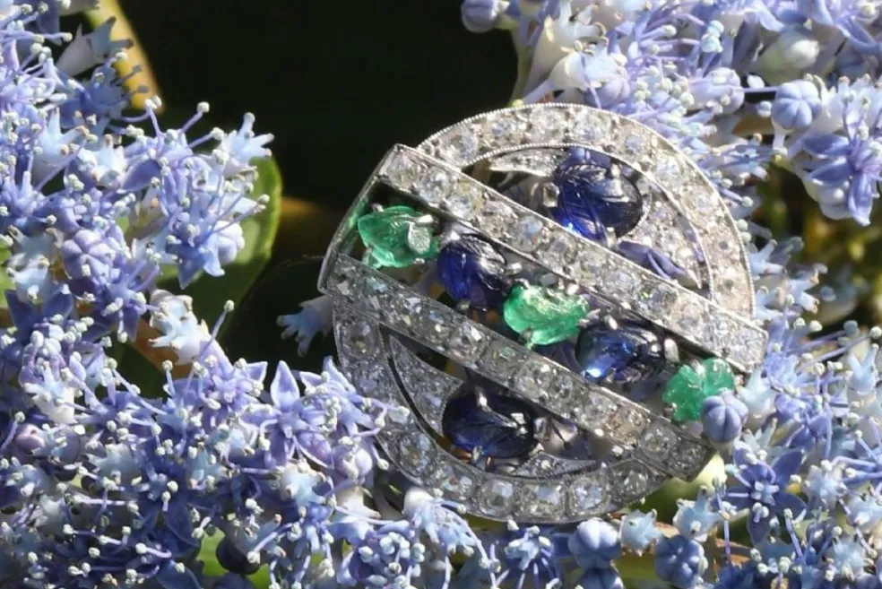 Broche diamant saphir émeraude