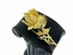 Broche en forme de rose en or jaune et blanc avec diamants
