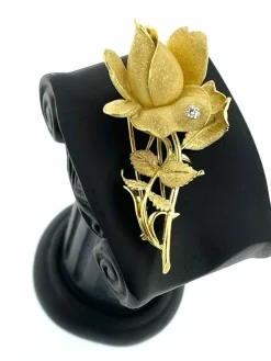 Broche en forme de rose en or jaune et blanc avec diamants