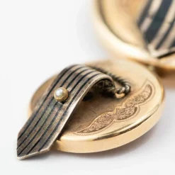 Broche en or 14 carats et émail