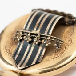 Broche en or 14 carats et émail