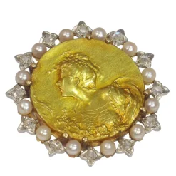 Broche en or avec diamants et perles