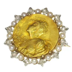 Broche en or avec diamants et perles