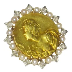 Broche en or avec diamants et perles