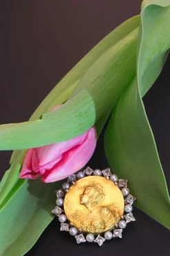 Broche en or avec diamants et perles