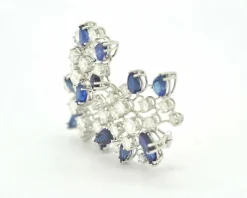 Broche en or blanc avec diamants et saphirs
