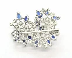 Broche en or blanc avec diamants et saphirs