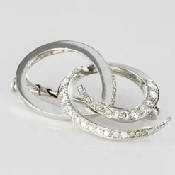 Broche en or blanc et diamants