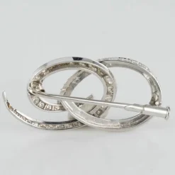 Broche en or blanc et diamants